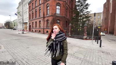 Publiczny podryw: piękna dziewczyna zostaje zerżnięta za iPhone'a i dostaje spermę w cipkę. CleoModel