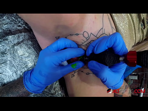 ❤️ Niezwykle wytatuowana laska Sully Savage zrobiła sobie tatuaż na łechtaczce ❤️ Fucking video at us pl.villagesexvideos.ru ❤